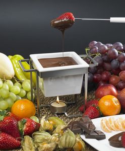 Koniec z nudnym makowcem. Zaskocz gości czekoladowym fondue