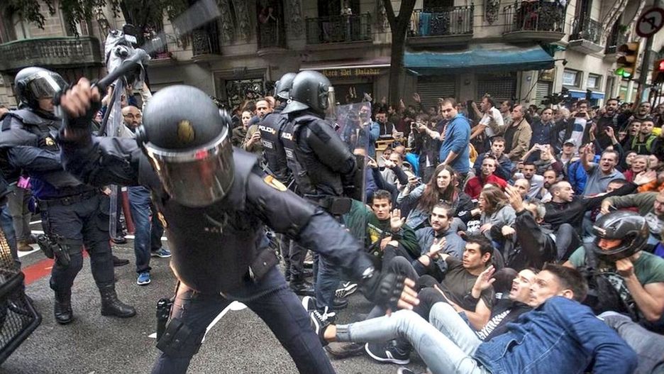 Proszeni o reakcję przedstawiciele Komisji Europejskiej rozkładają ręce. I to dosłownie.