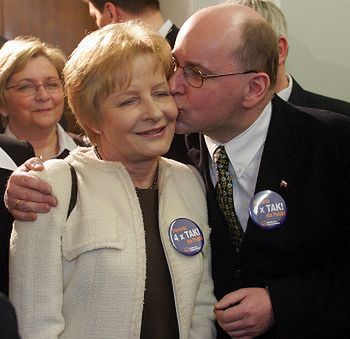 PO przekazała marszałkowi ponad 700 tys. podpisów ws. referendum