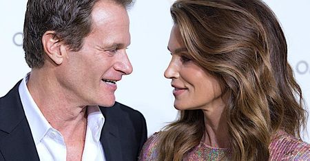 To jeszcze suknia ślubna czy już bielizna? Cindy Crawford pokazała zdjęcie ze ślubu! Tak odważnej kreacji nie miała żadna inna gwiazda!