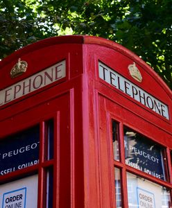 Najmniejszy salon samochody na świecie. Mieści się w budce telefonicznej