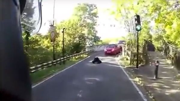 Kobieta siedziała na zjeździe z wiaduktu.