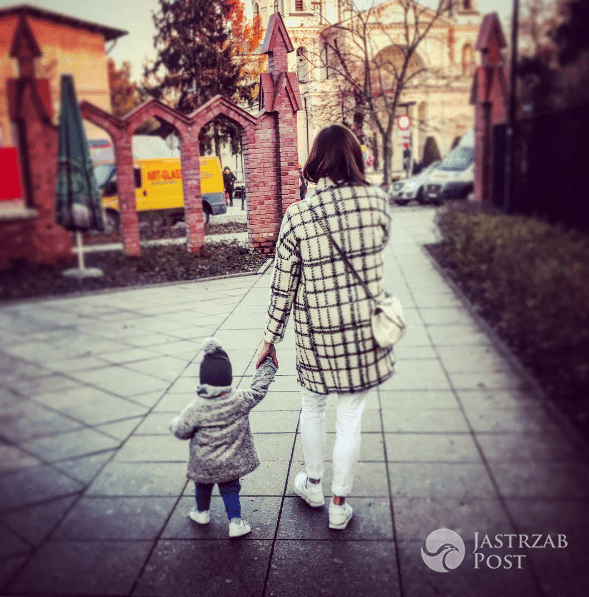 Ania Wendzikowska z córką na spacerze