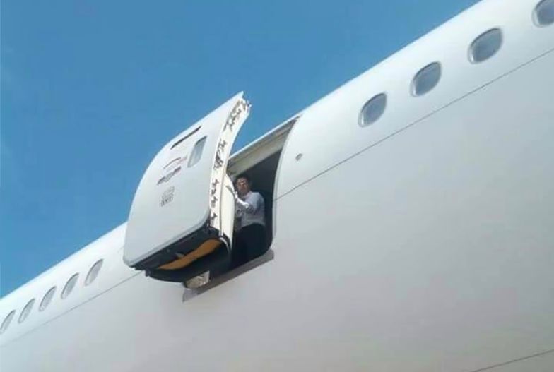 Stewardessa wypadła z samolotu linii Emirates. Nie żyje