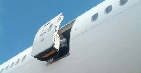 Stewardessa wypadła z samolotu linii Emirates. Nie żyje