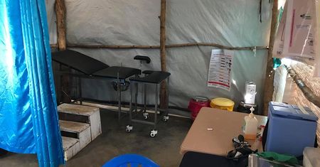 Polacy pomagają uchodźcom w Ugandzie. Teraz wiatr nie zerwie dachu znad rodzącej kobiety