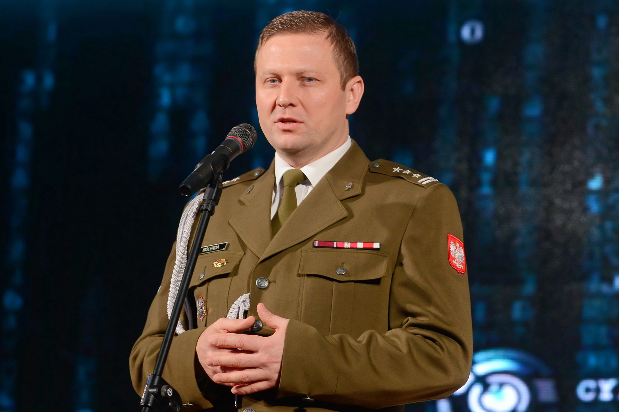 Płk Karol Molenda podczas konferencji prasowej