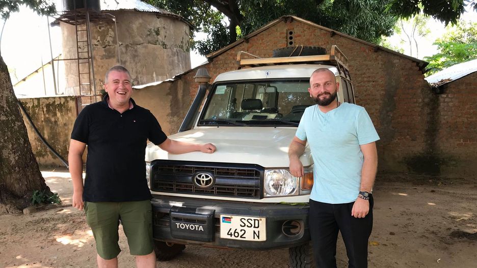 Misjonarze z Polski, o. Andrzej Dzida i Wojciech Pawłowski, przy swoim samochodzie w Sudanie Płd.