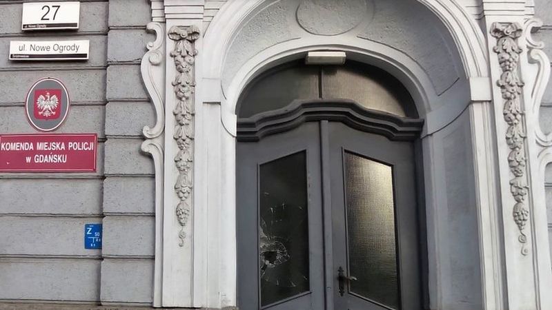 Poszukiwany przez policję 36-latek wpadł, bo wybił szybę na komendzie