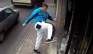 Wybił szyby i wpadł pod koła samochodu. Zaskakujące informacje ws. agresywnego 27-latka