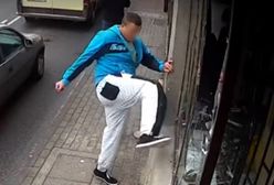 Wybił szyby i wpadł pod koła samochodu. Zaskakujące informacje ws. agresywnego 27-latka