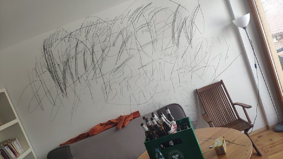 Kibice z Łodzi pomalowali ściany w apartamencie w Zakopanem.