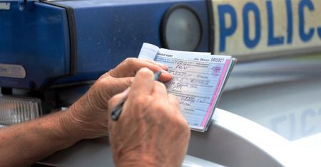 Wiele osób sądzi, że w Sylwestra można pić alkohol na ulicy. Są w błędzie, ale niewielkim