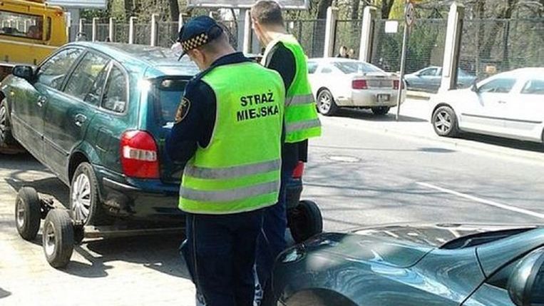Straż miejska znika z kolejnych miast. Zwykle argument jest jeden: jest za droga