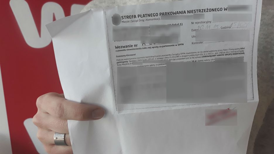 Urzędnicy spierają się, komu powinnam zapłacić mandat za parkowanie
