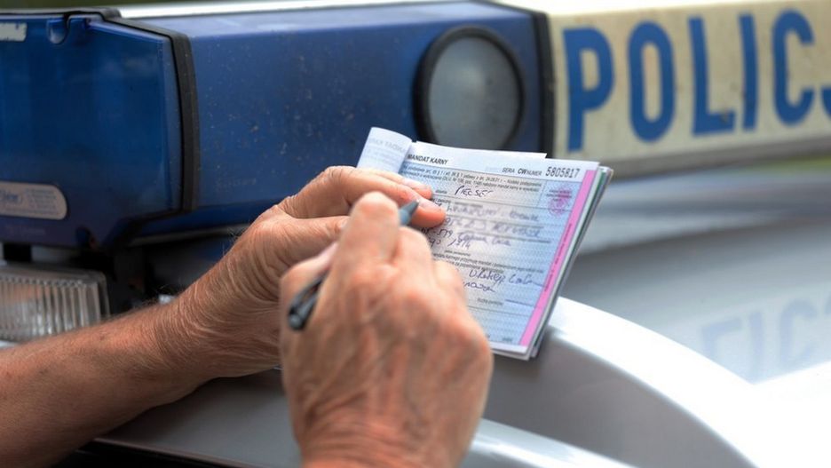 Wyjście przed dom z szampanem może skończyć się mandatem. Choć w tę jedną noc nie musi