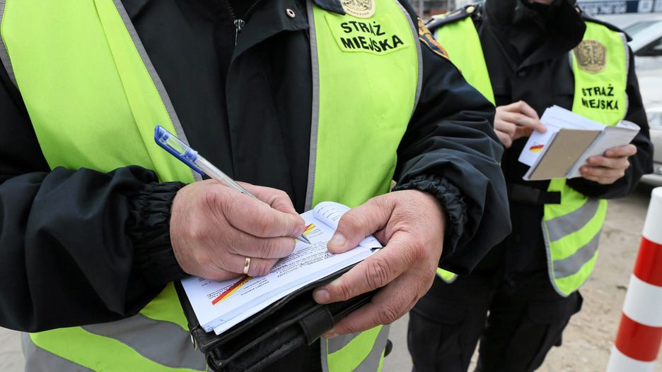 Strażnicy miejscy podczas rutynowej kontroli w Warszawie.