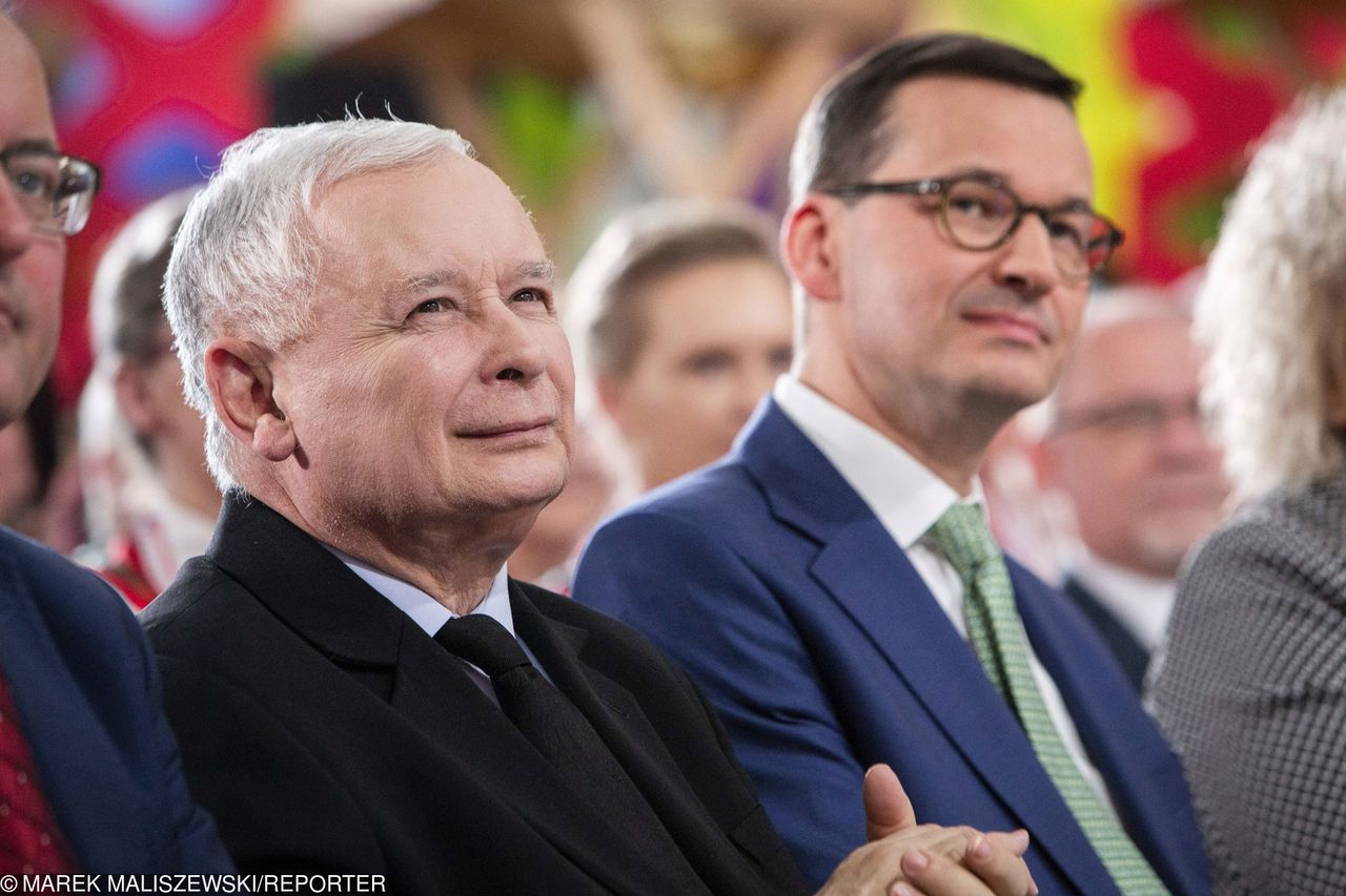 Sondaż. Liderzy obozu rządzącego rozsiedli się na podium. Spychają Donalda Tuska 