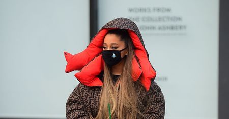 Ariana Grande w maseczce. I wcale nie chodzi o smog