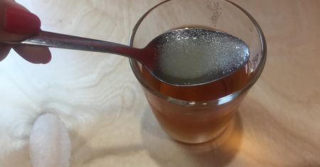 Uwaga na cukier o brązowym kolorze. Dodają do niego karmel i sprzedają dwa razy drożej