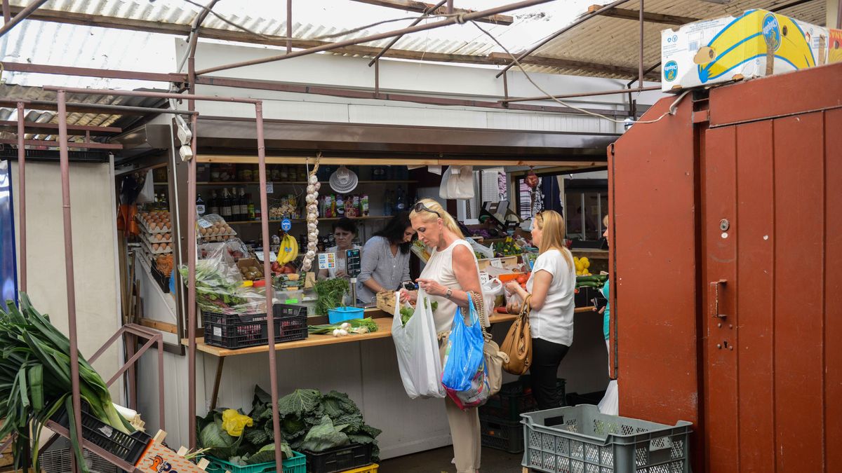 Dziś dzień Wszystkich Świętych. Czy w długi weekend sklepy będą otwarte?