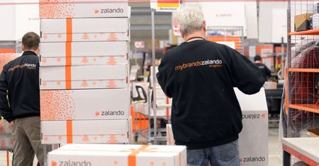 Zakaz handlu w niedzielę napędza rynek online. Polacy kupują i sami otwierają e-sklepy