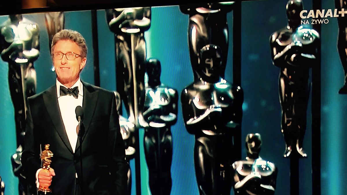 Ida zdobyła Oscara, reżyser Paweł Pawlikowski ze statuetką, foto screen telewizja Canal+