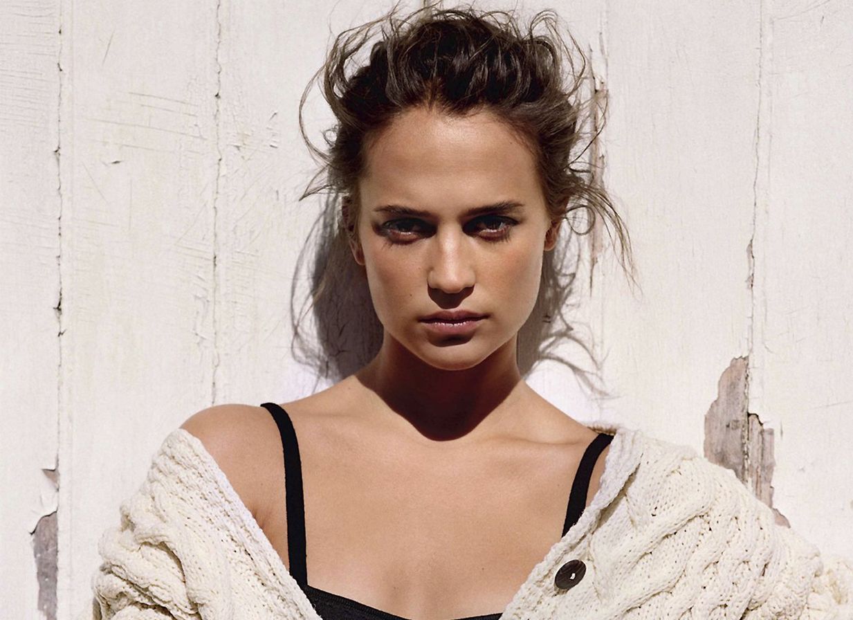 Alicia Vikander w brytyjskim "Vogue"
