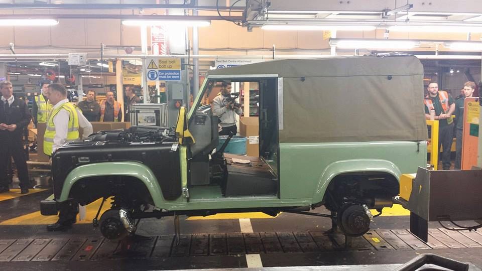 Ostatni Defender na linii produkcyjnej w Solihull 