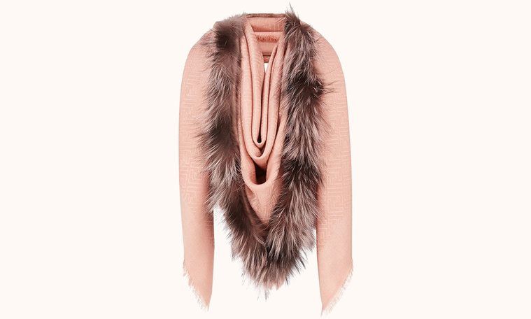 Szalik Fendi przypominający waginę 