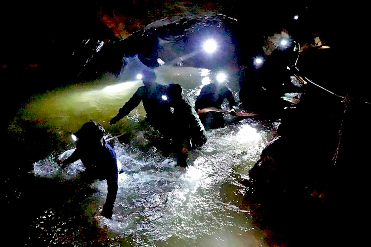 Tajlandia. Nie żyje ratownik, który dostarczał tlen chłopcom uwięzionym w jaskini