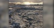 Lodowe kule na plaży. "Nigdy nie widziałam czegoś takiego"