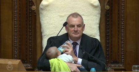 Ten widok rozczulił świat. Nagranie z parlamentu hitem 2019 roku