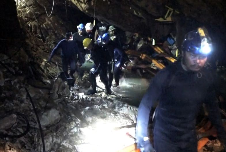 12 chłopców i ich trener zostało we wtorek uratowanych z jaskini Tham Luang w tajlandii