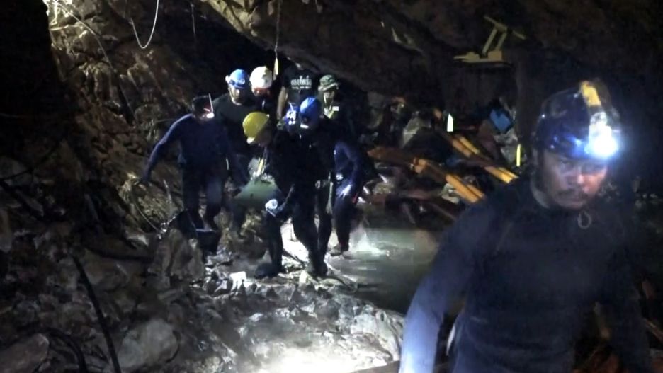 12 chłopców i ich trener zostało we wtorek uratowanych z jaskini Tham Luang w tajlandii