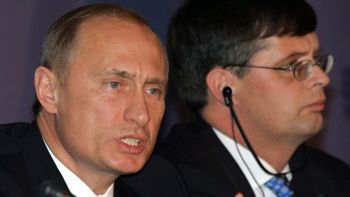Rosyjski prezydent Wladimir Putin i przewodniczacy Rady Europy, holenderski premnier Jan Peter Balkenende podczas konferencji prasowej