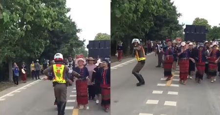 Roztańczony policjant w Tajlandii. Kierując ruchem, dał się porwać muzyce