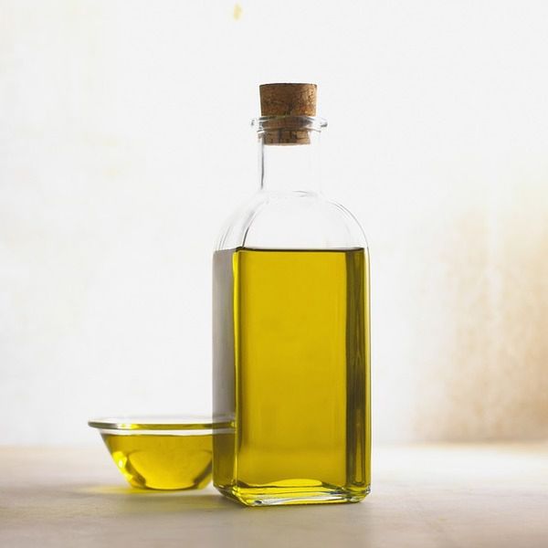 Oliwa z oliwek jest jednym z naturalnych środków, które warto włączyć do swojej diety podczas infekcji spowodowanej drożdżakami Candida.