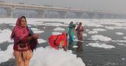 Hindusi kąpią się w rzece Yamuna pomimo toksycznej piany
