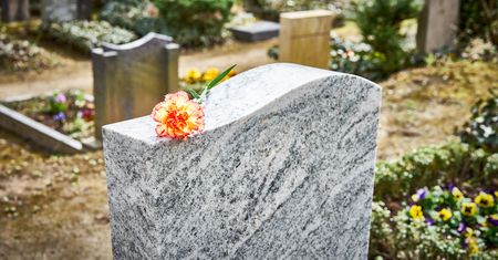 Dziecko pochowane żywcem. Szokujące odkrycie na cmentarzu