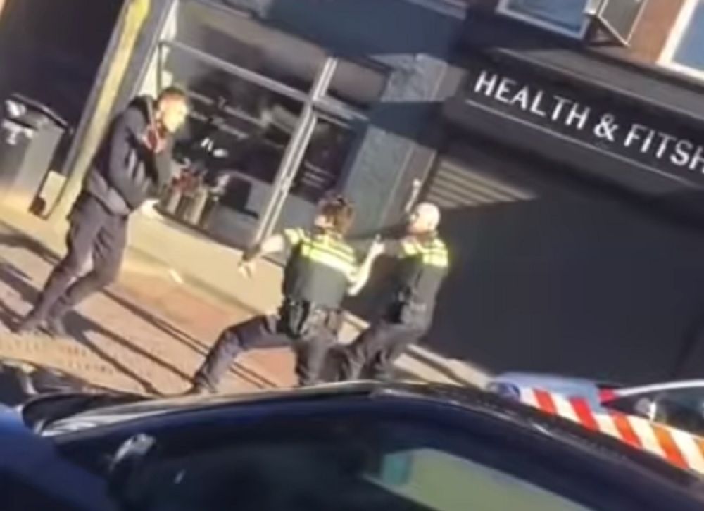 Szokujące nagranie z Holandii. Krzyczał po polsku. Atakował policjantów