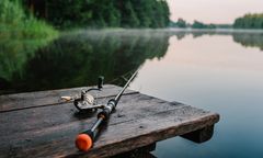 Wędkarz wziął łyk z butelki i stracił przytomność. Wiadomo, co wypił