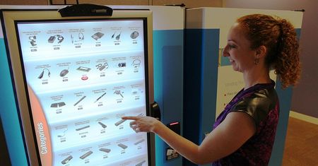 Banalny sposób na obejście zakazu handlu. W automatach można kupić nawet telewizor