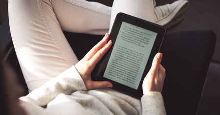 Jaki czytnik e-booków wybrać? Niezawodne modele w dobrej cenie