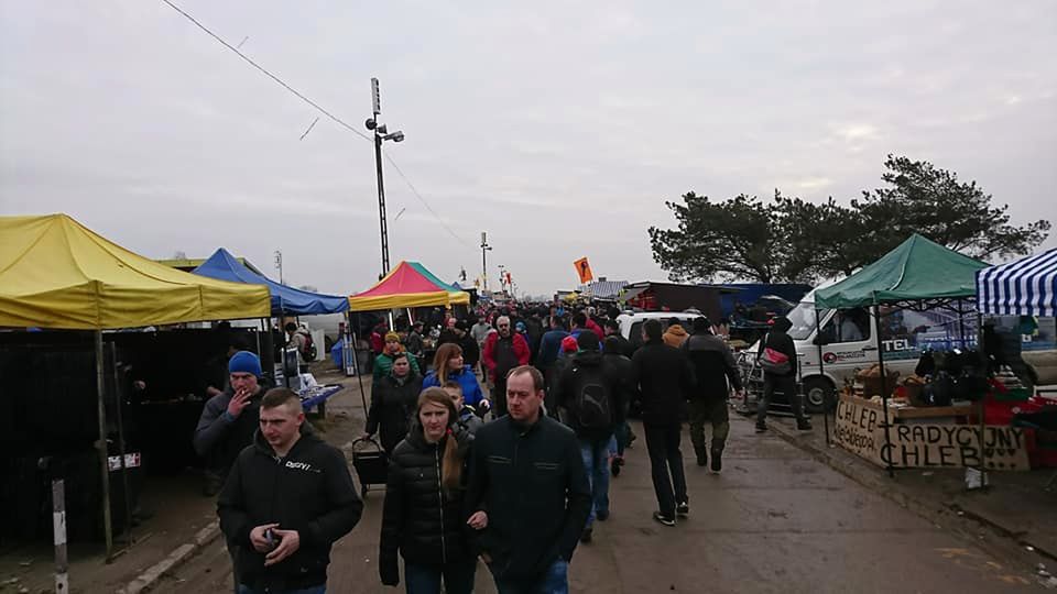 W niedzielę jak zawsze na targowisku są tłumy 