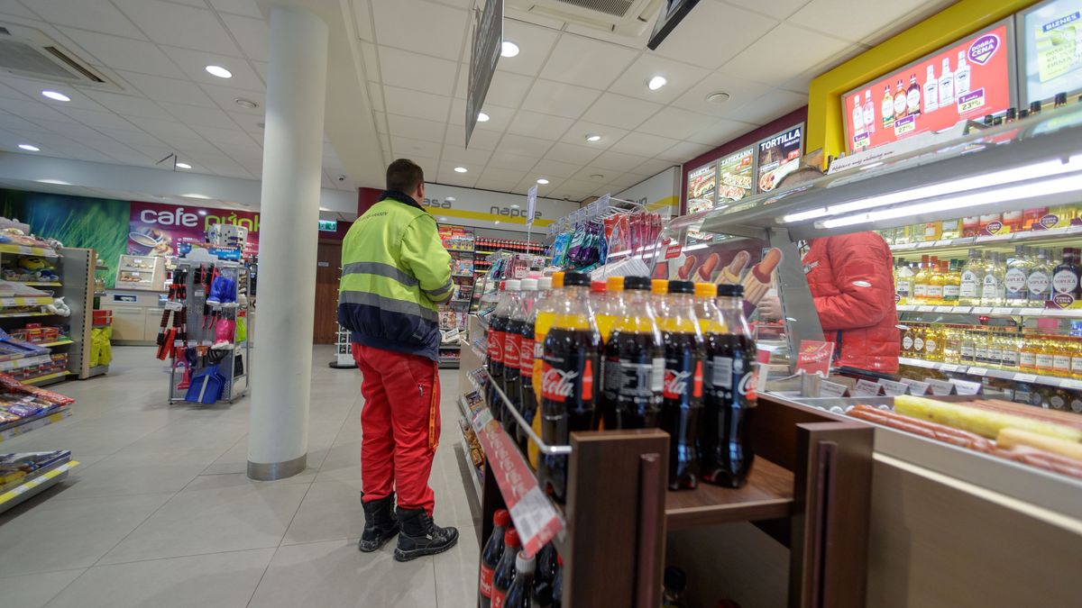 Raport PIP wywołał dyskusję nad kolejnym wariantem zmiany przepisów o handlu w niedziele. Zakaz dotyczyłby placówek, które sprzedają alkohol.