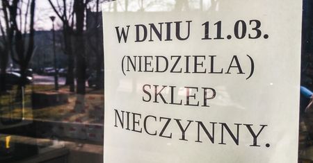 "Money. To się liczy". Rząd ugina się ws. zakazu handlu?