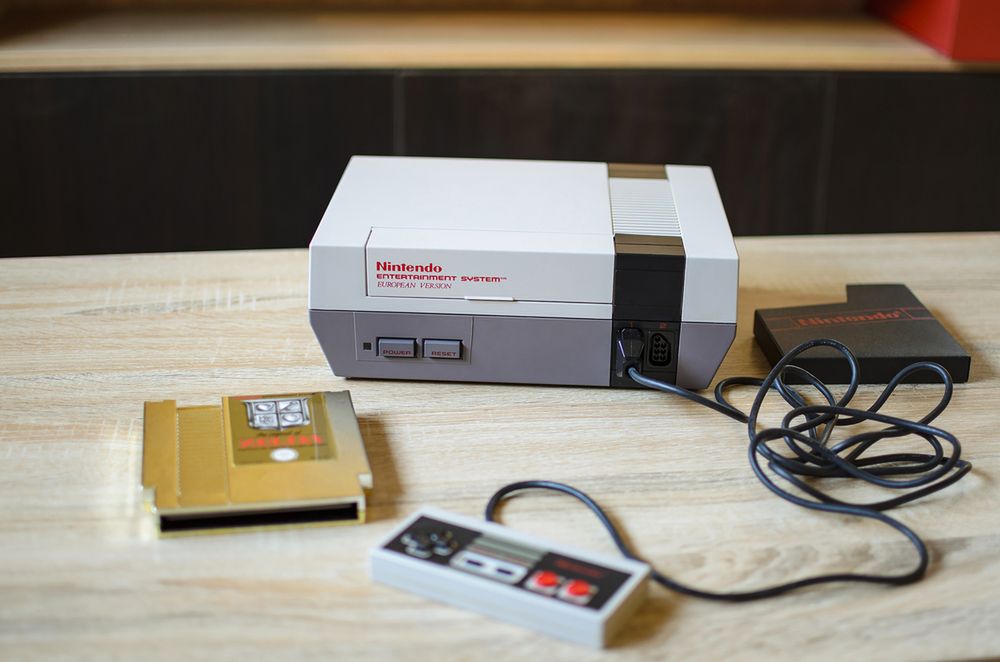 Konsola Nintendo NES z lat 80. To właśnie na ten sprzęt sprzedaje się najwięcej klasyków