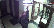 Policja w Katowicach szuka miłośnika żyrandoli. Nagrali, jak wyrywa je z sufitu