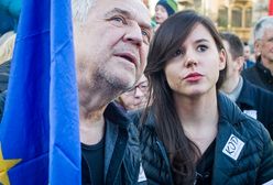 Marek Kondrat z młodą żoną na manifestacji